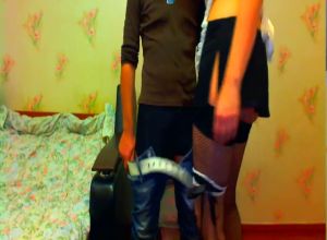 Жена в сексуальном наряде возбуждает мужа на секс